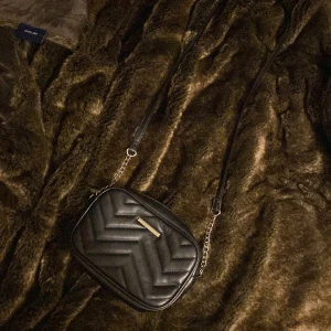 Jättefin svart handväska - Svart handväskan med ett axelband. Mer förvaring inuti, vet tyvärr inte märket. Jättefinnnnnn❤️ (köparen betalar för frakt)