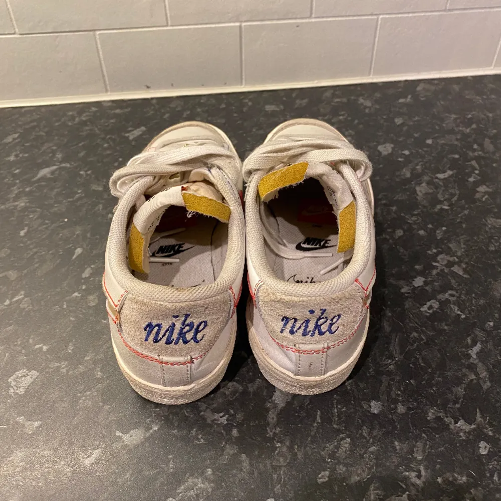 Fina sneakers i storlek 38.5, använts ytterst lite då de var för små. Då de använts utomhus är de något smutsiga på sulan men annars är de som nya❤️. Skor.