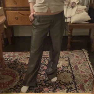 💗Gråa lowwaist kostymbyxor💗 - 💕Säljer mina superfina lowwaist grå/silvriga kostymbyxor då dem är för små för mig (bilderna är från en vän), inga slitningar💕