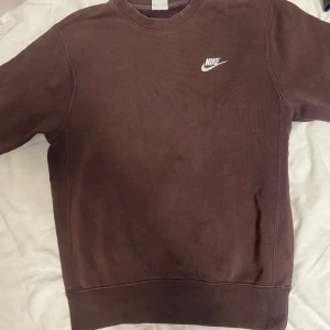 Nike Sweatshirt - Sweatshirt från Nike i storlek XS. Väl använd men precis ser ut som ny. Kan mötas upp i Solna eller närliggande område.