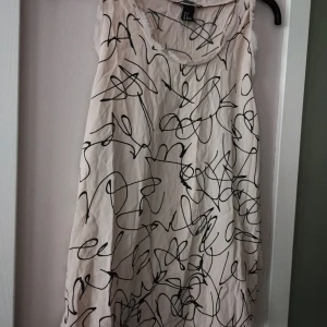 Topp/ linne crepetyg  - Shaggy style, fransiga kanter, okej passform M brottarrygg, blekrosa, svart graffiti 