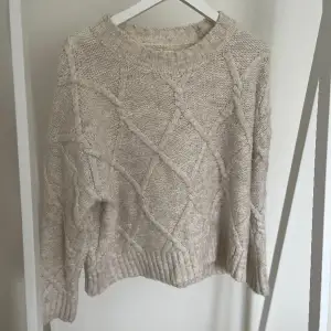 Ribbstickad tröja i nyskick från det danska märket Ackla. Säljs då den tyvärr inte kommer till användning! Hör av dig för mått/fler bilder:)