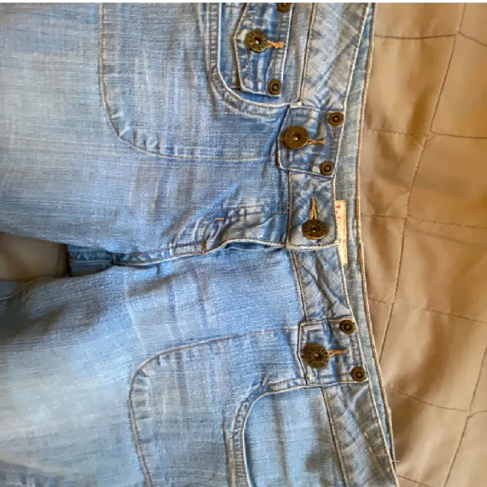 Så snygga lågmidjade bootcut jeans med superfin design💖 midjemått tvärs över är 38cm. De är sydda med symaskin för att bli lite mer bootcut, se sista bilden💖. Jeans & Byxor.