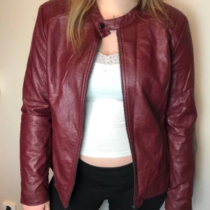 Röd skinnjacka - Så snygg och cool jacka!