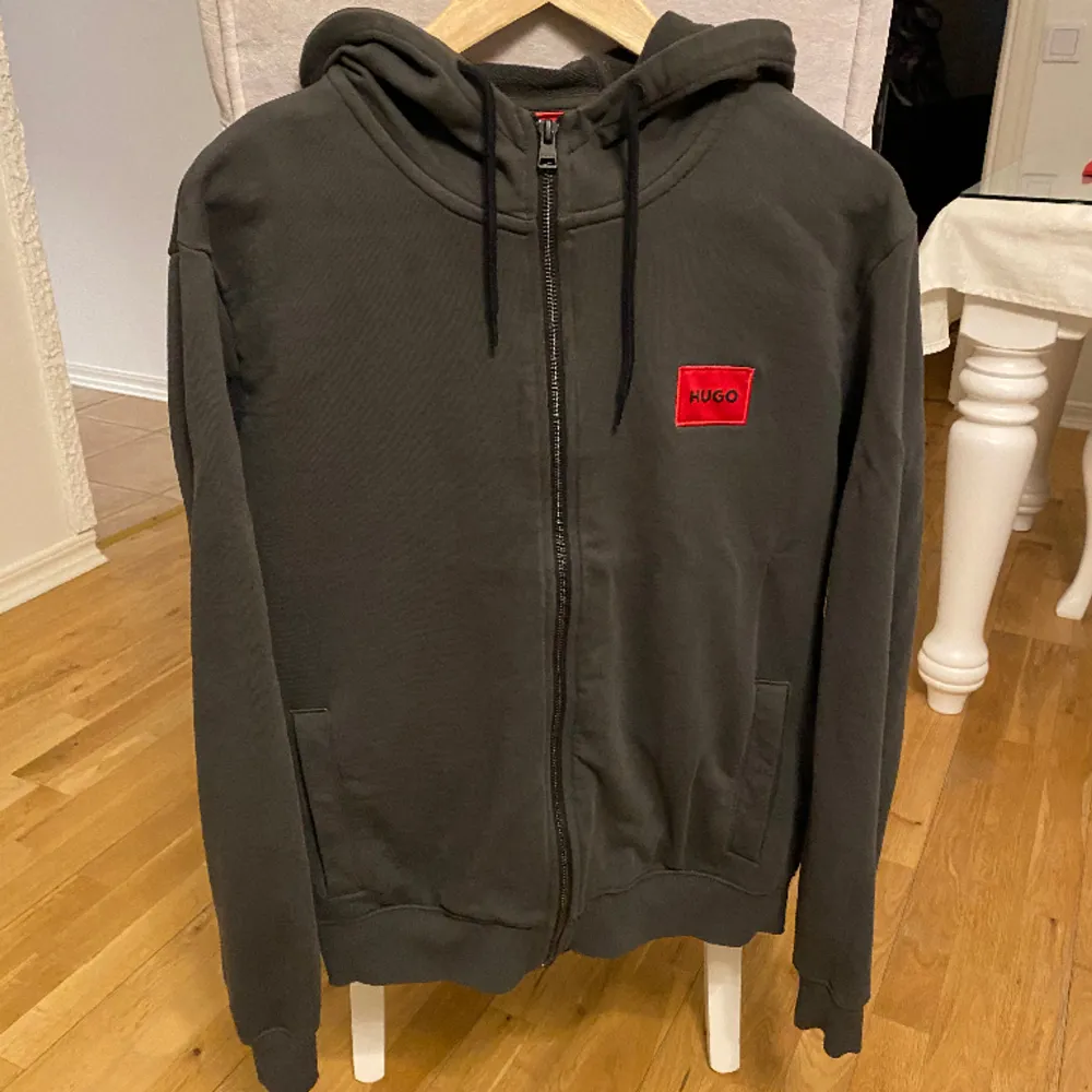 Tröja från Hugo Boss. Köpte i Januari förra månaden. Knappt använd och i nyskick. Storlek M. Hoodies.