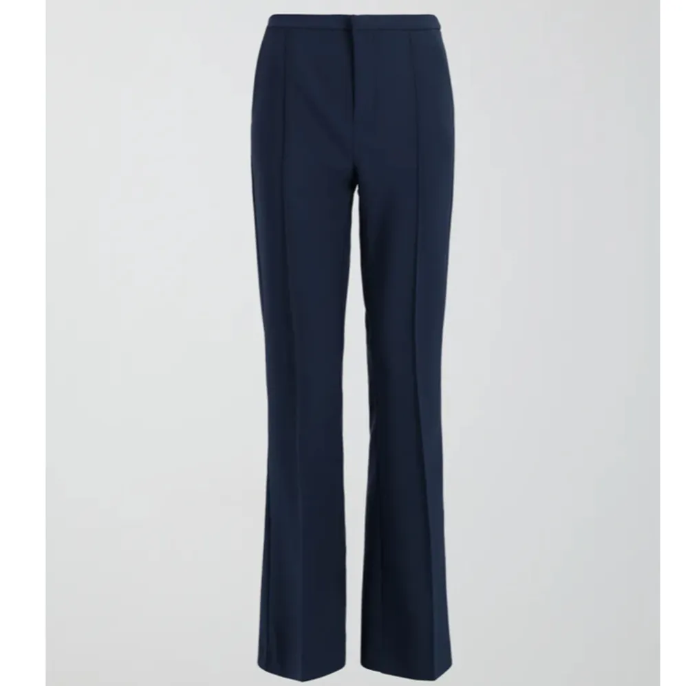 Marinblåa kostymbyxor från Gina Tricot🫶🏻 ord pris 460 kr💕 hör av dig vid frågor!. Jeans & Byxor.
