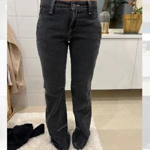 Brandy Melville byxor - Säljer mina as snygga Brandy Melville byxor som blivit för små. Använt 2 gånger och är därför i mycket bra skick. Är i storlek S