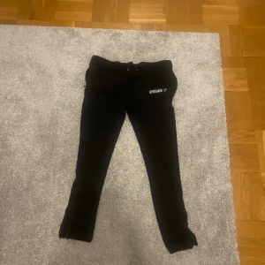 Gymshark byxor - Jag säljer nu mina gymshark byxor som är i storlek M med slim passform, skicka dm om du har några frågor!