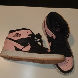 Air Jordan sko - En fin skön svart o baby rosa sko. Använd x antal gånger men i fint skick i i och utanpå. förutom lite under på sulorna ser man att de är lite använda. Köparen står för frakten. 