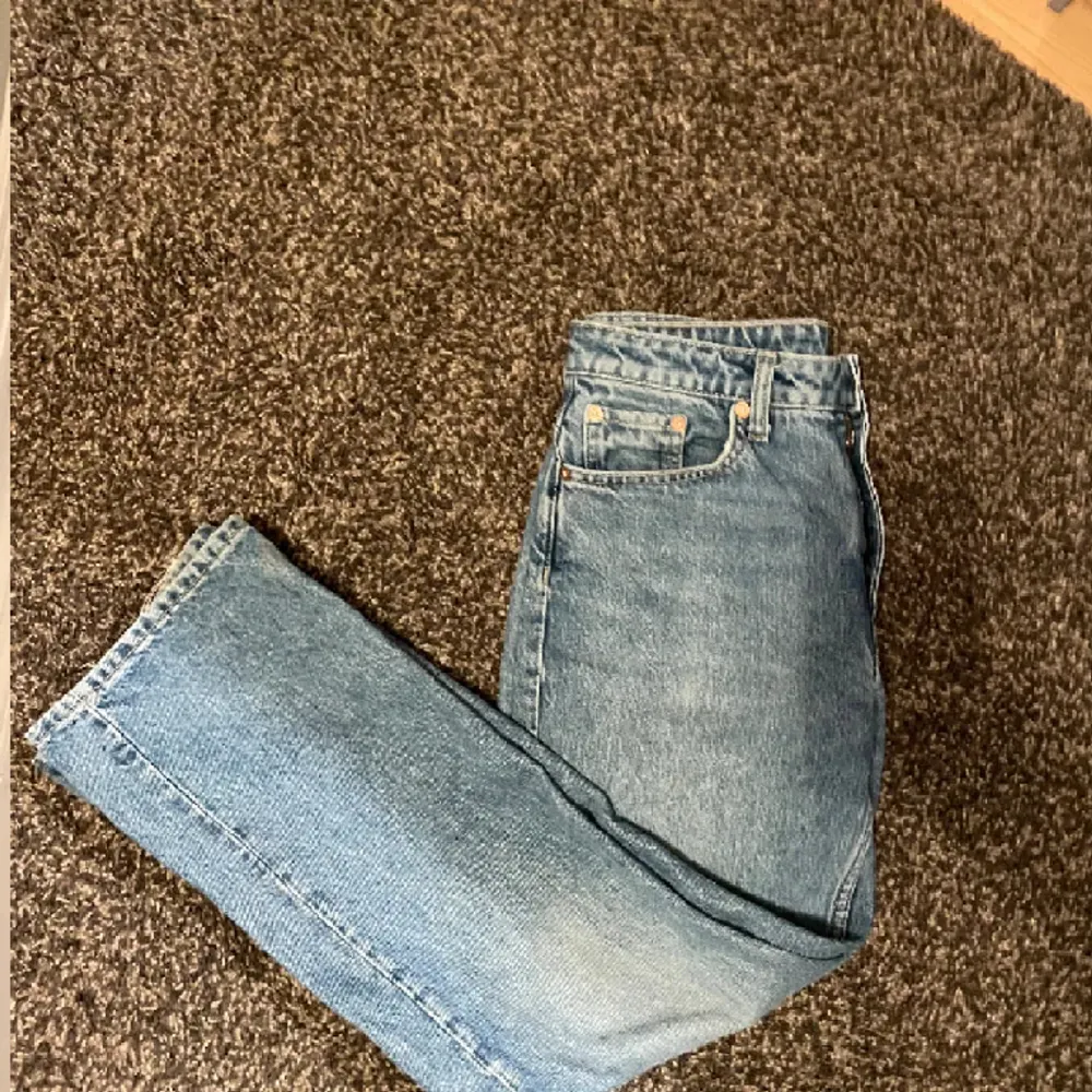Jättesnygga weekday jeans, mindre defekt på ena knät(se bild 1) men knappt märkbart. Jeans & Byxor.
