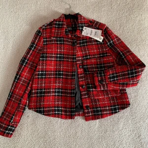 ZARA kort röd rutig vårjacka - Aldrig använd. Ny med tags kvar. Utan anmärkningar.