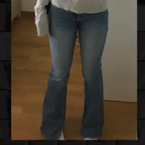 Jeans - High waisted bootcut jeans med slit på inner sidan