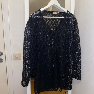 Svart kofta - Helt oanvänd svart kofta som kan ge en ny look till många kläder, bra för layering! I storlek 2XL men jag som använder S kan ha den.