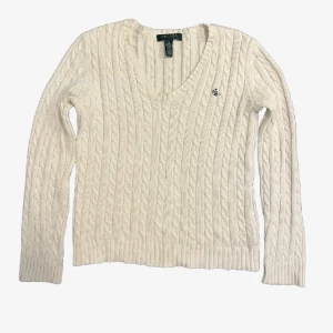 Ralph Lauren tröja😍 - Säljer denna tröja då den inte kommer till användning längre! Tröjan är från Ralph Lauren petite. Skulle säga att tröjan är storlek xs/s. Tröjan har tyvärr fått en liten fläck. Köparen står för frakt! Skriv om du har fler frågor💗