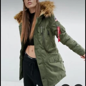 Alpha industrie polar vinterparka - I princip ny jacka, använd vid ytterst fåtal tillfällen. Inte en fläck eller någon typ av slitage. Storlek medium, jag är dock vanligtvis en xs-s och jag skulle vilja påstå att den snarare motsvarar de storlekarna. Nypris 2800 kr, säljer den för 1000