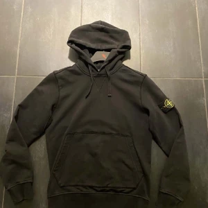 Svart Stone Island hoodie - Svart Stone Island hoodie. Tröjan är i bra skick.  Storlek M  Skriv innan köp 