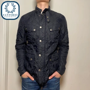 Barbour Quiltad Jacka | Svart - Svinfet Barbour jacka i 10/10 skick. Han på bilden är ca 175 (M/L). Nypris: 2400kr  Skriv vid frågor eller funderingar🙌