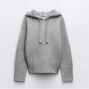 Super mysig stickad hoodie från zara som är slutsåld. Tryck gärna köp direkt. ❤️