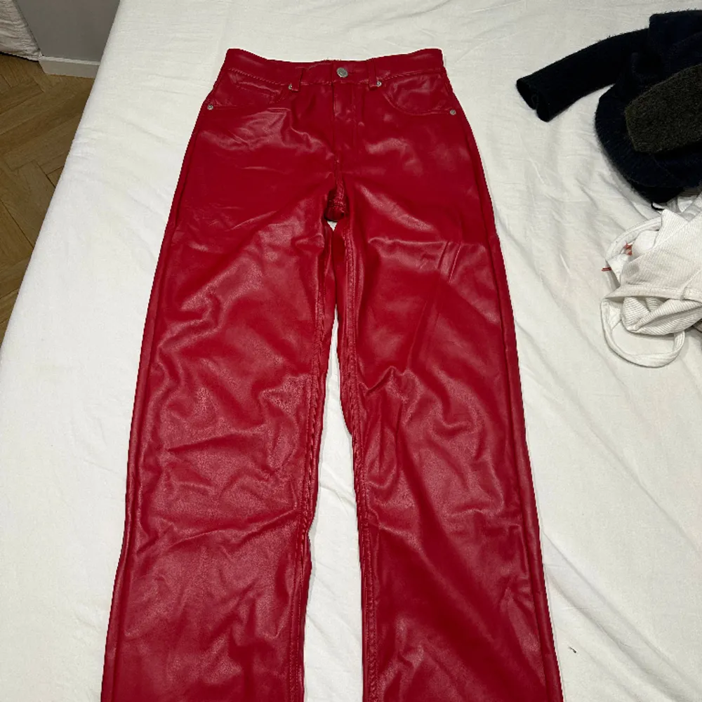 Säljer dessa skit snygga röda (fake) skinn byxor, skit snygga men tyvärr för långa för mig! Är 160 och skulle säga att dom passar bättre på 170 och uppåt!  . Jeans & Byxor.