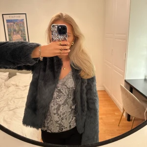 Fuskpälsjacka - Så sjukt snygg fuskpälsjacka i en grön/blå färg