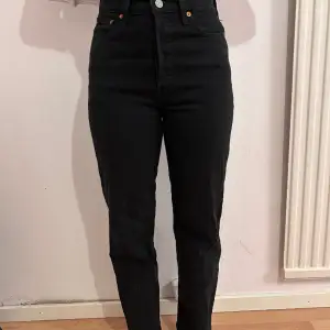 Jättefina svarta Levis jeans💕💕 använt ett par gånger. Högmidjade straight jeans💕💕