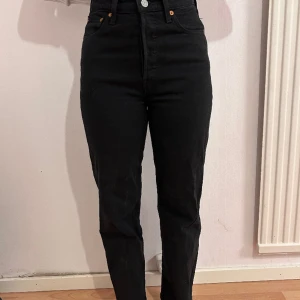 Jeans - Jättefina svarta Levis jeans💕💕 använt ett par gånger. Högmidjade straight jeans💕💕