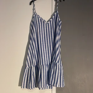 Randig klänning  - Söt randig klänning. Storlek xs/s aldrig använd. 