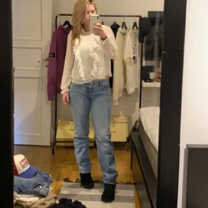 Blå lågmidjade jeans  - Ett par jättefina blå lågmidjade jeans från Gina Tricot, säljer pga kommer inte till användning, dom är i jättefint skick, skriv om fler bilder eller vid frågor💕