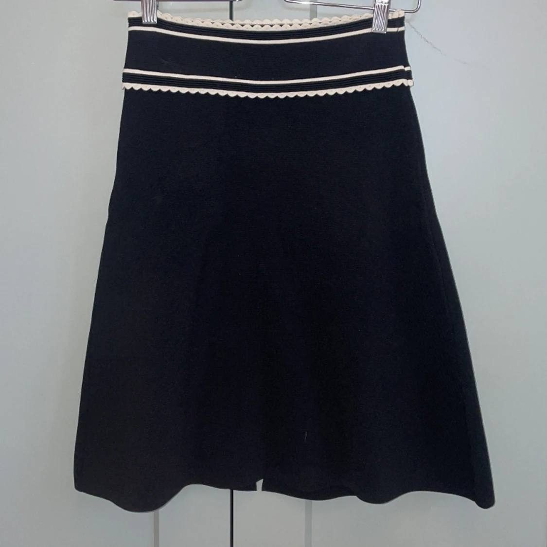 Svart sandro kjol med slits - 90