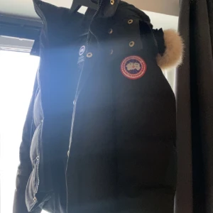 Canada Goose Parka / Jacka - Säljes pga att den är för tajt på mig. Osäker på om den är äkta då jag fått den av en vän, lite solblekt behöves kemtvättas. Lagningar på insidan (kan visa i dm, inga seriösa skador) 