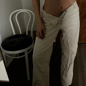 Ljusbeiga linnebyxor - Ljusbeiga linnebyxor från Collection Pimkie (tror de är köpte i Portugal förra sommaren) använda en gång men tvättade efter det! Finns ingen strlslapp, men jag är vanligtvis en S. Lite lång på mig som är 164 cm men går bra med klackar.