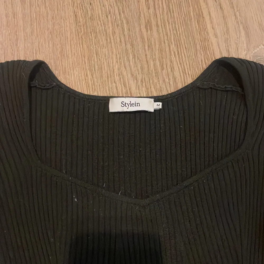 Snygg svart tröja i skönt material, passar för S och M. Tröjor & Koftor.