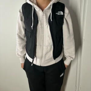 Väst The North Face - Väst från The North Face. Har använt ett fåtal gånger. 