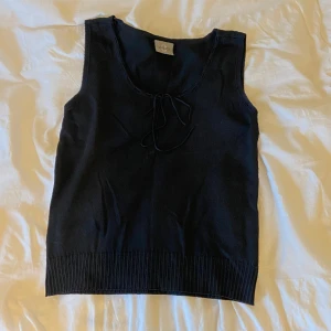 Söt svart väst Amaranto - Tunn Väst från Amaranto köpt på vinted för 90kr. 