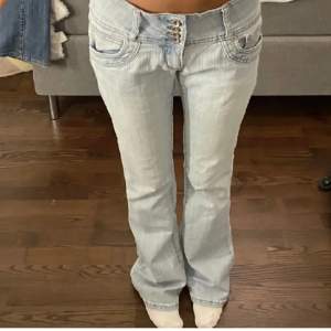 Säljer dessa superfina jeans som jag köpte här på plick eftersom de var för stora för mig💕lånad bild från hon jag köpte av  Midjemått rakt över :36,5 Innerben längd: 73