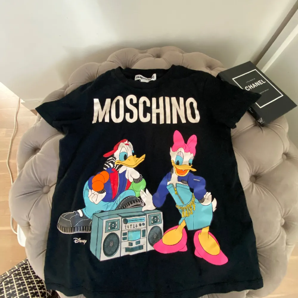 Säljer denna coola moschino t shirt, bra skick!❣️. T-shirts.
