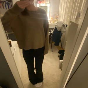 Stickad tröja  - Super fin, mörk beige/brun tröja! Säljer då den inte kommer till användning, perfekt längd! 