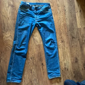 Levis jeans 501 strl 32 34 - Säljer mina Levis jeans 501 strl 32 midja  och 34 längd. Har använt de ett tag men håller fortfarande bra kvalite. Lite defekter på slutet av benen men inget värre än lite missfärgning.