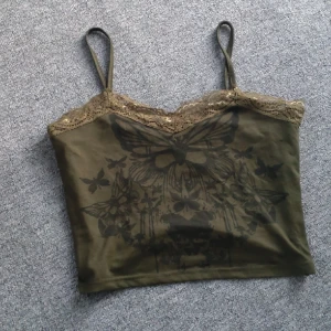 Fairycore top - Fairycore top från shein som är lite insydd i sidorna. Väldigt bekvämt tyg och spetsen sticks eller kliar inte. 