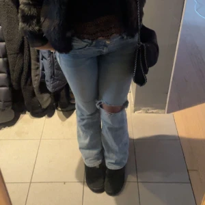 Blåa jeans  - säljer mina jättefina ljusblå jeans från hm, köpte för ett år sen och har lite defekter men inget man tänker på. De är en aning korta på mig som är 166💞 skriv för fler bilder