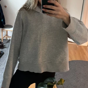 Zara hoodie - Så snygg o skön zara hoodie! I strl L men lite kortare i modellen så passar mig bra som brukar ha S!🥰Superbra skick!