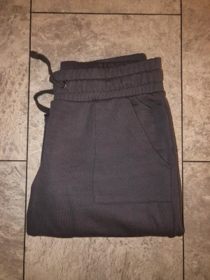 Byxor med fickor bak  - Använt ksk 1 gång 