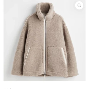 Beige Teddy jacka - En oversize och jätte gosig Teddy jacka. Köpt för 650kr  Endast testad 