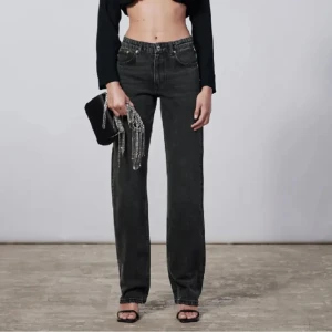 Zara low waist - Säljer min gråa zara jeans i bra skick. Kom med bud om du är intresserad. Storlek 36. Skriv pm du har frågor eller för mer bilder