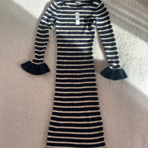 Lindex blå randig klänning med volanger - Utan anmärkningar. Ny med tags kvar. Midi-längd. 