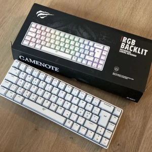 Gaming tangentbord 🪐 - Säljer detta vita gaming tangentbord som är alldeles nytt och som även lyser🪐 Tillbehörande grejer följer med. Ord pris 699kr. Säljer för 350kr🪐 Skriv privat för funderingar.