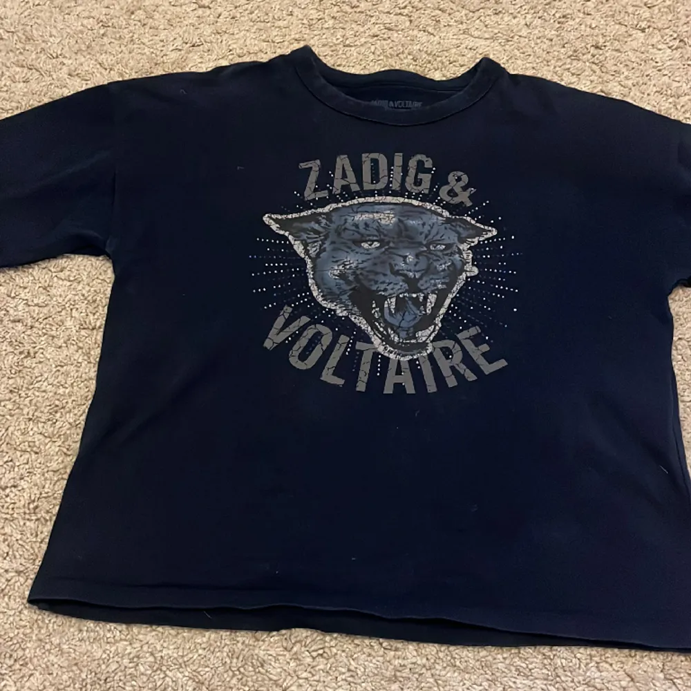 Släljer min coola Zadig tröja för ja inte använder den längre! Andvänd några gånger men super fint skick, köpte för 799 på nk. Ganska unik och fin🥰. T-shirts.