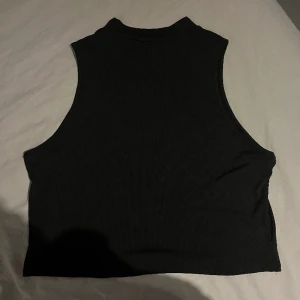 Svart topp - Svart ribbad topp från Shein i storlek 2XL. Aldrig använd