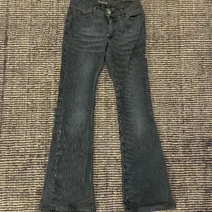 lågmidjade flare jeans med randigt mönster! sjukt snygga men har blivit försmå för mig