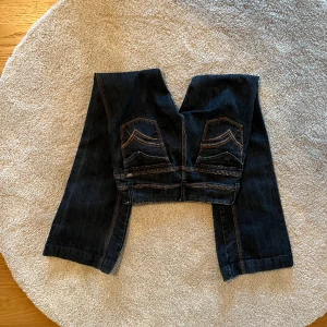 Flared jeans - Super snygga lådmidjade jeans! Lite upptrampade. Midja: 38 innerben: 83 ytterben: 100. Använd gärna köp nu❤️